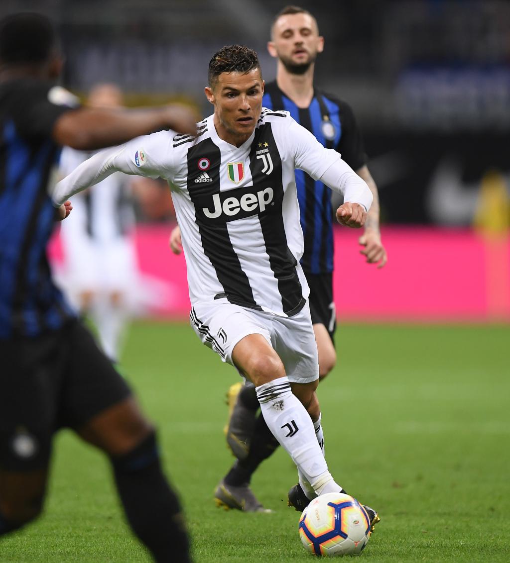 孙颖莎战胜米特兰姆，王楚钦不敌弗朗西斯卡，被对方反手限制（孙颖莎力克米特兰姆，王楚钦负于弗朗西斯卡遭其反手压制）