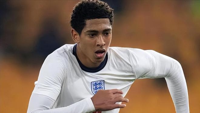 西甲最新积分榜：巴萨4分优势领先皇马居首，马竞黄潜紧随（西甲积分榜更新：巴萨以4分优势力压皇马登顶，马竞与黄潜紧追其后）