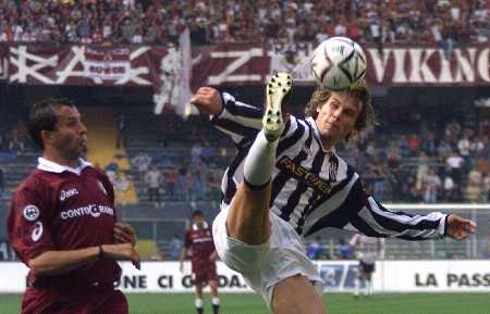 梅西曾被瓜迪奥拉安排踢陌生位置！他不断适应和学习，变得更强！