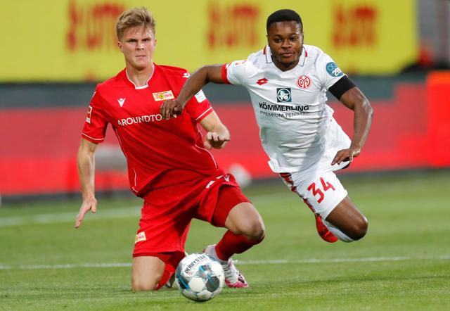 连续两赛季带不同球队欧战做客安菲尔德，阿隆索成历史第三人