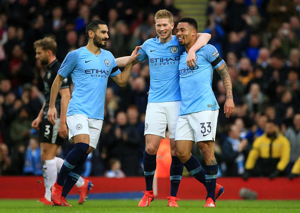 西甲积分榜：巴萨先赛获胜领先皇马4分，马竞两连败暂列第五（西甲最新积分榜：巴萨抢先取胜将对皇马优势扩大至4分，马竞两连败暂居第5）