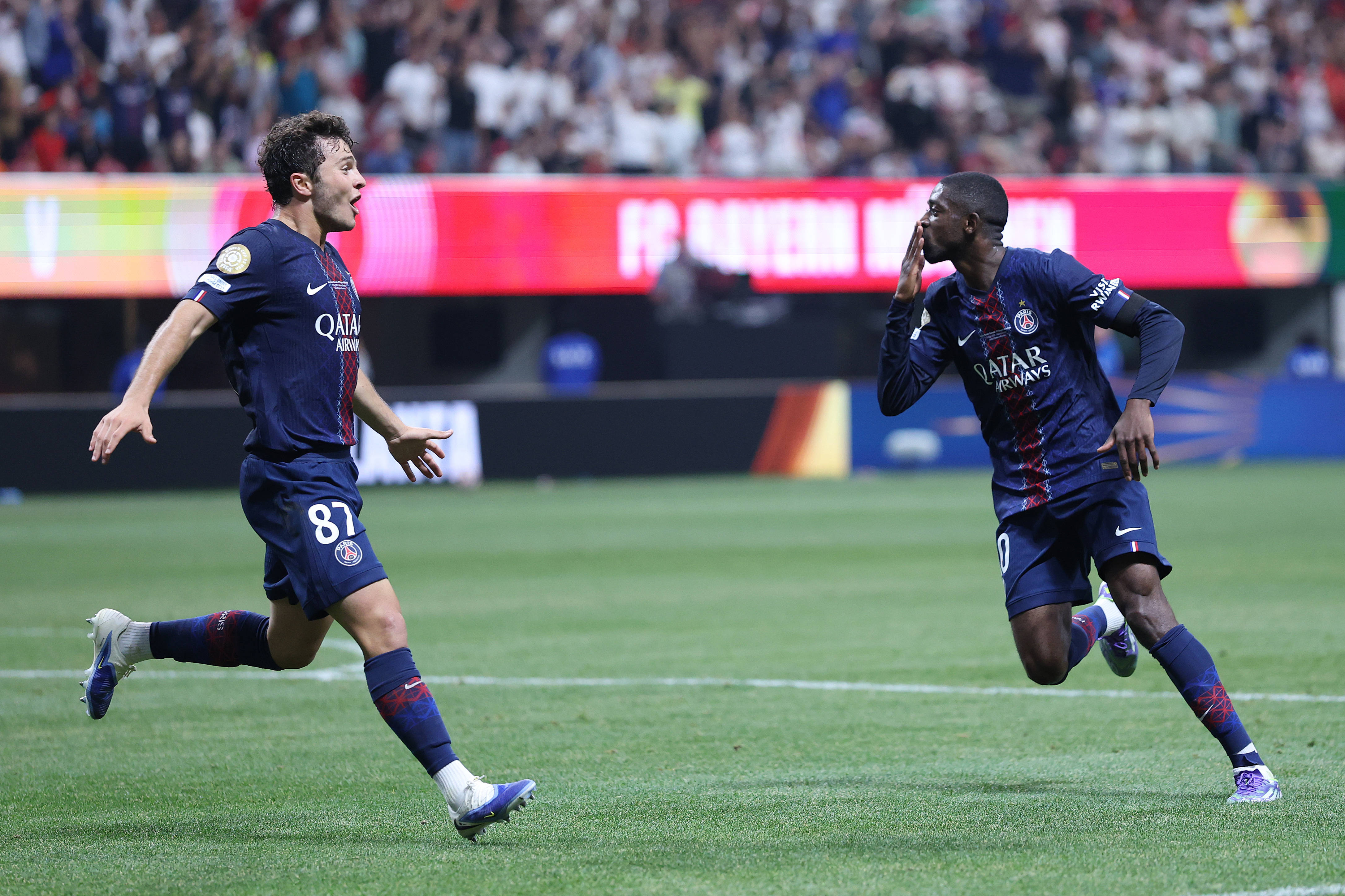 热闻｜B费一传两射造两大神迹！曼联客场4-1大胜狼队升至英超第六（B费梅开二度+助攻两破纪录，曼联客场4-1击败狼队升至英超第六）