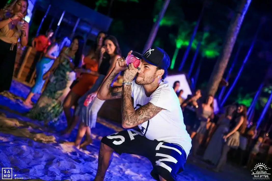 世欧预半场：赖因德斯抽射破门，荷兰暂1-0立陶宛（世欧预半场战报：赖因德斯劲射建功，荷兰暂1-0领先立陶宛）