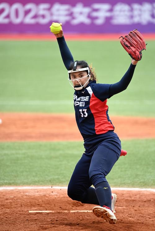 意天空：迪乌夫在国米逐渐展现影响力，或成邓弗里斯合适替补（意天空：迪乌夫在国米愈发抢眼，有望出任邓弗里斯的理想替补）