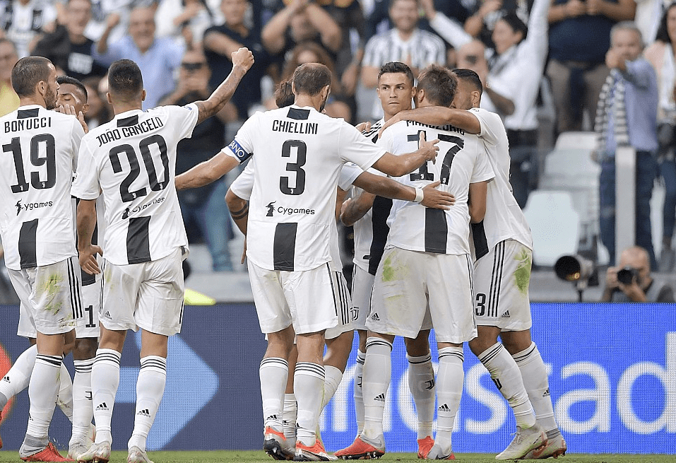 德媒：由于手指受伤，诺伊尔近两场都佩戴特制的四指手套参赛