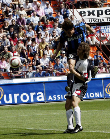 被球迷喷得退出国家队的吴曦，其实是郑智后最强后腰，场上也很拼