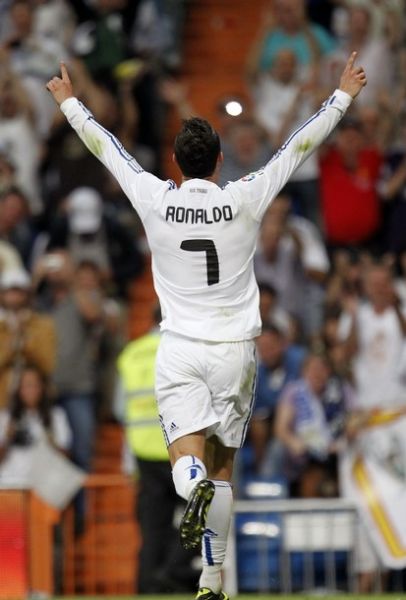 阿德耶米被换下后不满欲直接离场，多特将对其进行处罚（阿德耶米不满被换下欲径直离场，多特将予处罚）