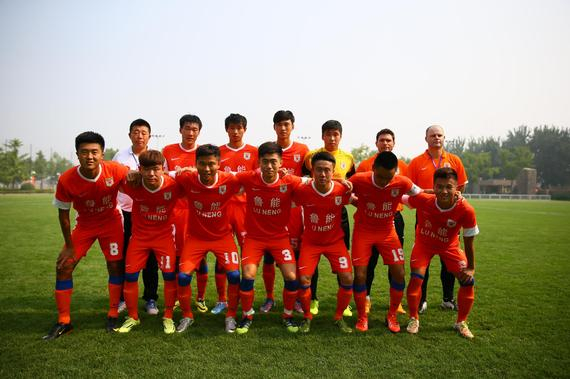 何冲找陈若琳陈芋汐教女儿跳水（何冲请陈若琳、陈芋汐指导女儿跳水）